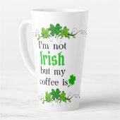 私はアイルランド人ではないが、私のコーヒーは – クローバーとキス カフェラテマグ (左アングル)