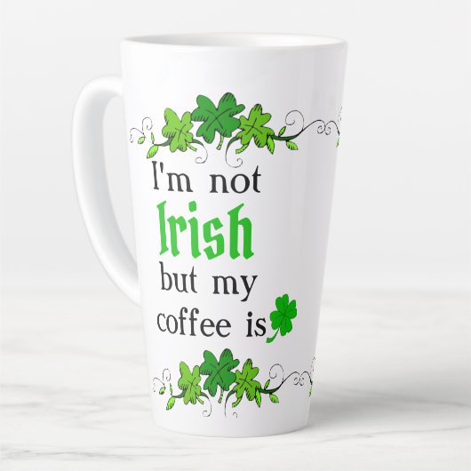 私はアイルランド人ではないが、私のコーヒーは – クローバーとキス カフェラテマグ (左アングル)