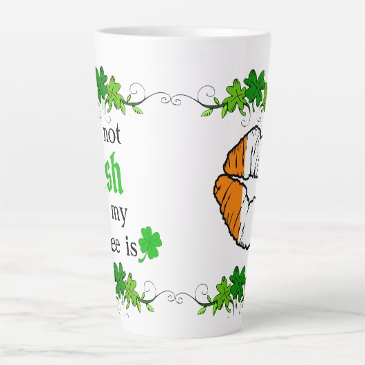 私はアイルランド人ではないが、私のコーヒーは – クローバーとキス カフェラテマグ (正面)