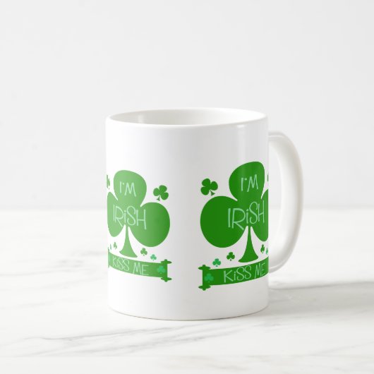 私はアイルランド語、接吻します私にのシャムロック襲いますです コーヒーマグカップ (正面右)