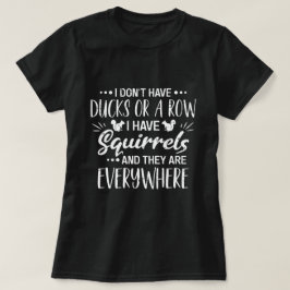 私はアヒルも一列に並んでいるわけでもないただリスがいるだけ Tシャツ