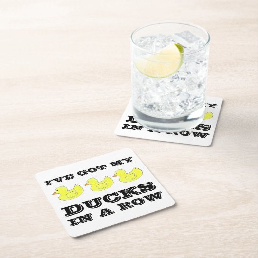 私はアヒル得に黄色いゴムのダッキー(アヒルちゃん)を並べている スクエアペーパーコースター (インサイチュ)