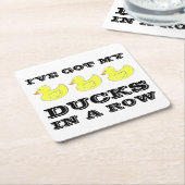 私はアヒル得に黄色いゴムのダッキー(アヒルちゃん)を並べている スクエアペーパーコースター (アングル)