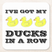 私はアヒル得に黄色いゴムのダッキー(アヒルちゃん)を並べている スクエアペーパーコースター (正面)