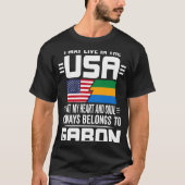 私はアメリカに住むかもしれないが、私のハートは常にGに属している Tシャツ (正面)