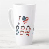 私はアメリカの愛国心を持つバーベキューが大好き カフェラテマグ (左アングル)
