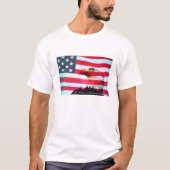 私はアメリカ人で誇りを持ったです Tシャツ (正面)