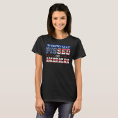 私はアメリカ人に腹を立てている Tシャツ (正面フル)