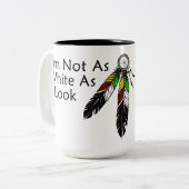 私はアメリカ人に見えるほど白くはない先住民 ツートーンマグカップ (正面左)