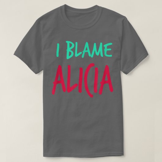私はアリシアの友人を非難ファーストネームBuddyニックネーム Tシャツ (デザイン正面)
