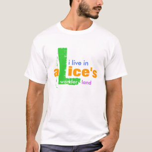 私はアリスの不思議の国に住んでいます Tシャツ