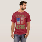 私はイエス・キリスト教の信仰の旗の贈り物のためだけにひざまずく Tシャツ (正面フル)