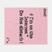 私はインターネットに接続している。邪魔するな! フリースブランケット (正面(横))