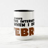 私はインターネット-インターネットのミームのマグ--をサーフしません マグカップ (中央)