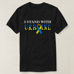 私はウクライナとピースリボンTシャツを着て立つ Tシャツ