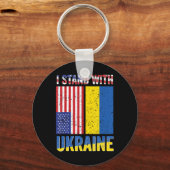 私はウクライナと共に立つウクライナ系アメリカ人 キーホルダー (正面)