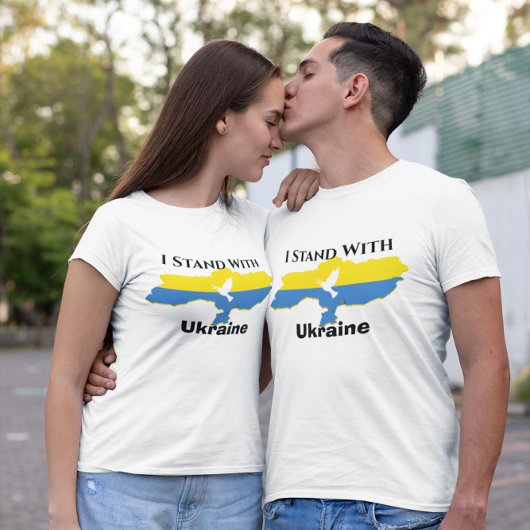 私はウクライナのサポートTシャツと共に立つ Tシャツ