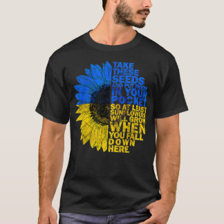 私はウクライナのヒマワリのウクライナ国旗のサポートと共に立つ Tシャツ