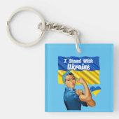 私はウクライナのヴィンテージロージーと国旗と共に立つ キーホルダー (正面)