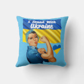 私はウクライナのヴィンテージロージーと国旗と共に立つ クッション (裏面)