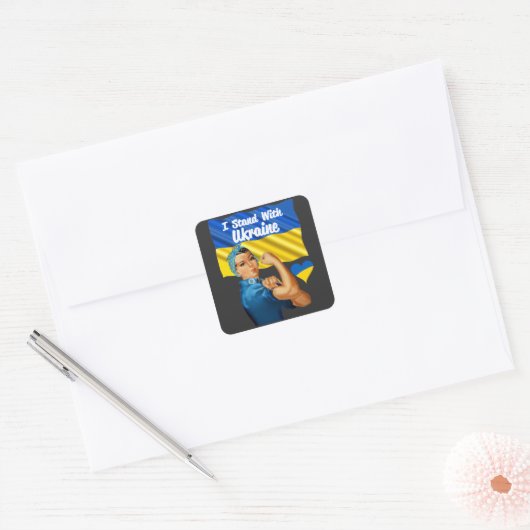 私はウクライナのヴィンテージロージーと国旗と共に立つ スクエアシール (封筒)