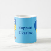 私はウクライナのヴィンテージロージー国旗のハートと共に立つ コーヒーマグカップ (中央)