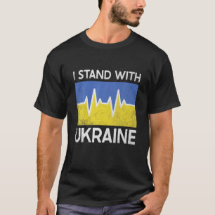 私はウクライナ国旗のハートウクライナラブサップで立つ Tシャツ
