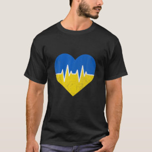 私はウクライナ国旗のハートウクライナラブサップで立つ Tシャツ