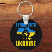 私はウクライナ国旗の立ち上げ拳ペアで立つ キーホルダー (正面)