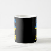私はウクライナ国旗の立ち上げ拳ペアで立つ コーヒーマグカップ (中央)