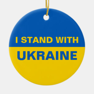 私はウクライナ国旗を掲げて立つ セラミックオーナメント