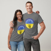 私はウクライナ国旗ウクライナ人Pucと共に立つ Tシャツ (ユニセックス)