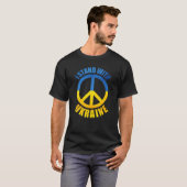 私はウクライナ平和の象徴と共に立つ Tシャツ (正面フル)