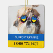私はウクライナIシーズー(犬)Tzu Notハートフラグをサポート セラミックオーナメント (左)