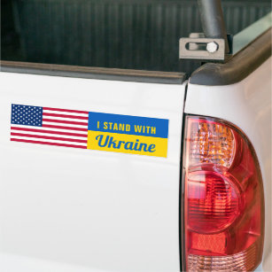 私はウクライナUSAアメリカ国旗のサポートカーと一緒に立つ バンパーステッカー
