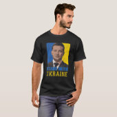私はウクライナVolodymyr Zelensky Ukrainan Fと立つ Tシャツ (正面フル)