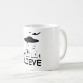 私はエイリアンで信じます コーヒーマグカップ (正面右)