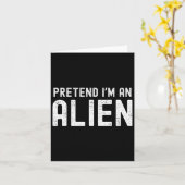 私はエイリアンの怠惰なハロウィンおもしろいの衣装のふりをする カード (黄色い花)