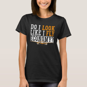 私はエコノミーを頻繁にファーストクラスで飛行するように見える Tシャツ