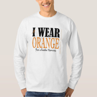 私はオレンジを身に着けています Tシャツ