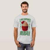 私はカップケーキが好きで、3人も好きだ Tシャツ (正面フル)