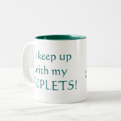 私はカフェインが私の三重項に遅れずについていくことを必要とします! ツートーンマグカップ (正面左)