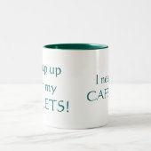 私はカフェインが私の三重項に遅れずについていくことを必要とします! ツートーンマグカップ (中央)