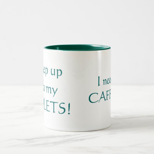 私はカフェインが私の三重項に遅れずについていくことを必要とします! ツートーンマグカップ (中央)