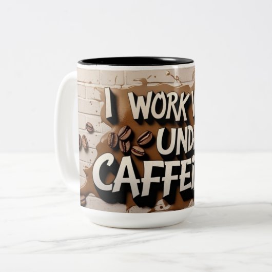 "私はカフェインの下でよく働く – コーヒーマグ" ツートーンマグカップ (正面左)