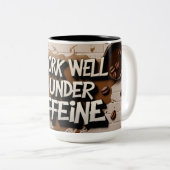 "私はカフェインの下でよく働く – コーヒーマグ" ツートーンマグカップ (正面右)