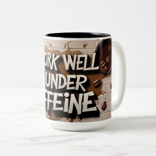 "私はカフェインの下でよく働く – コーヒーマグ" ツートーンマグカップ (正面右)