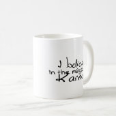 私はカルマ信じコーヒーマグに入っている コーヒーマグカップ (正面右)
