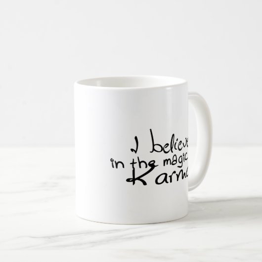 私はカルマ信じコーヒーマグに入っている コーヒーマグカップ (正面右)