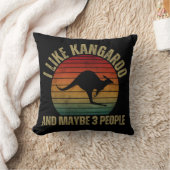 私はカンガルーが好きで、3人くらいかな クッション (ブランケット)